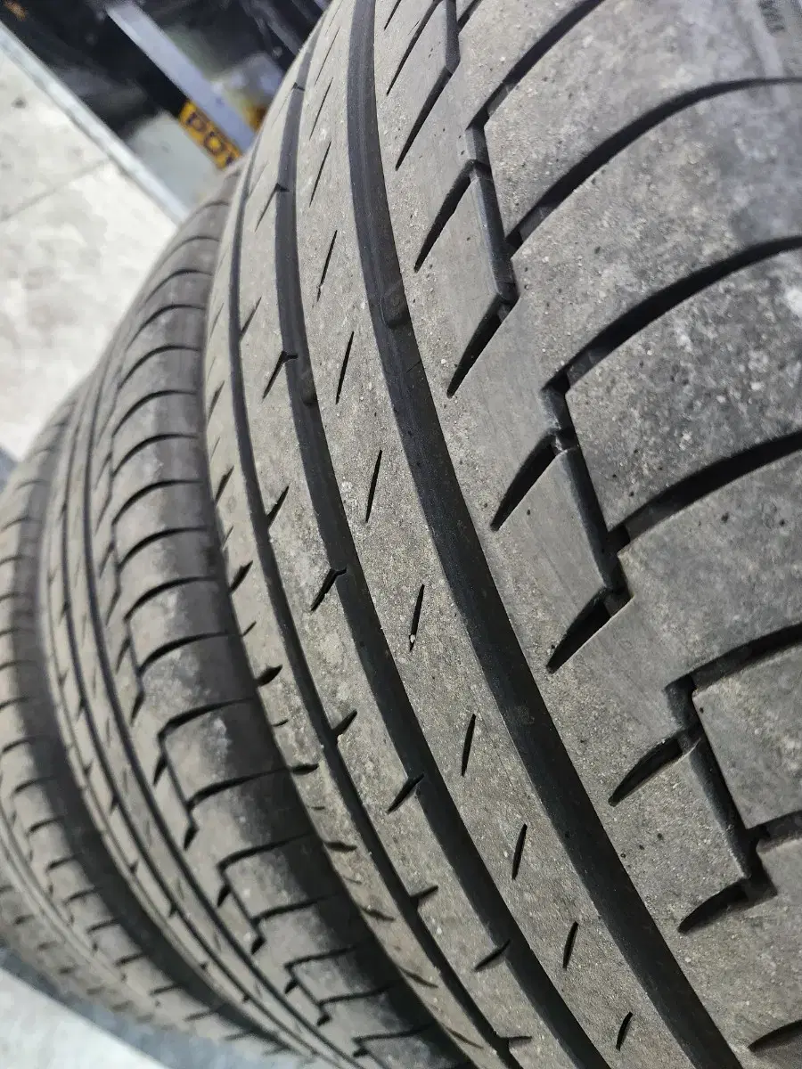 콘티넨탈 프리미엄컨택6(235/45 R19 V XL) 4짝 팝니다.